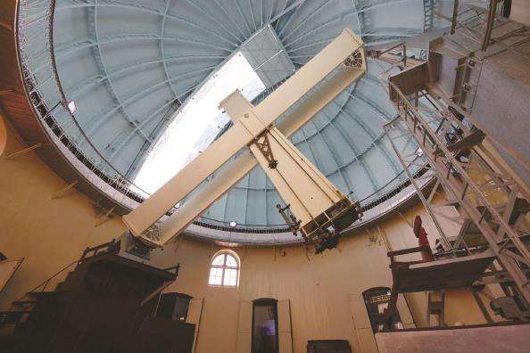 上海佘山天文台“镇馆之宝”——40厘米口径大双筒折射望远镜恢复观测能力 汤海明 摄