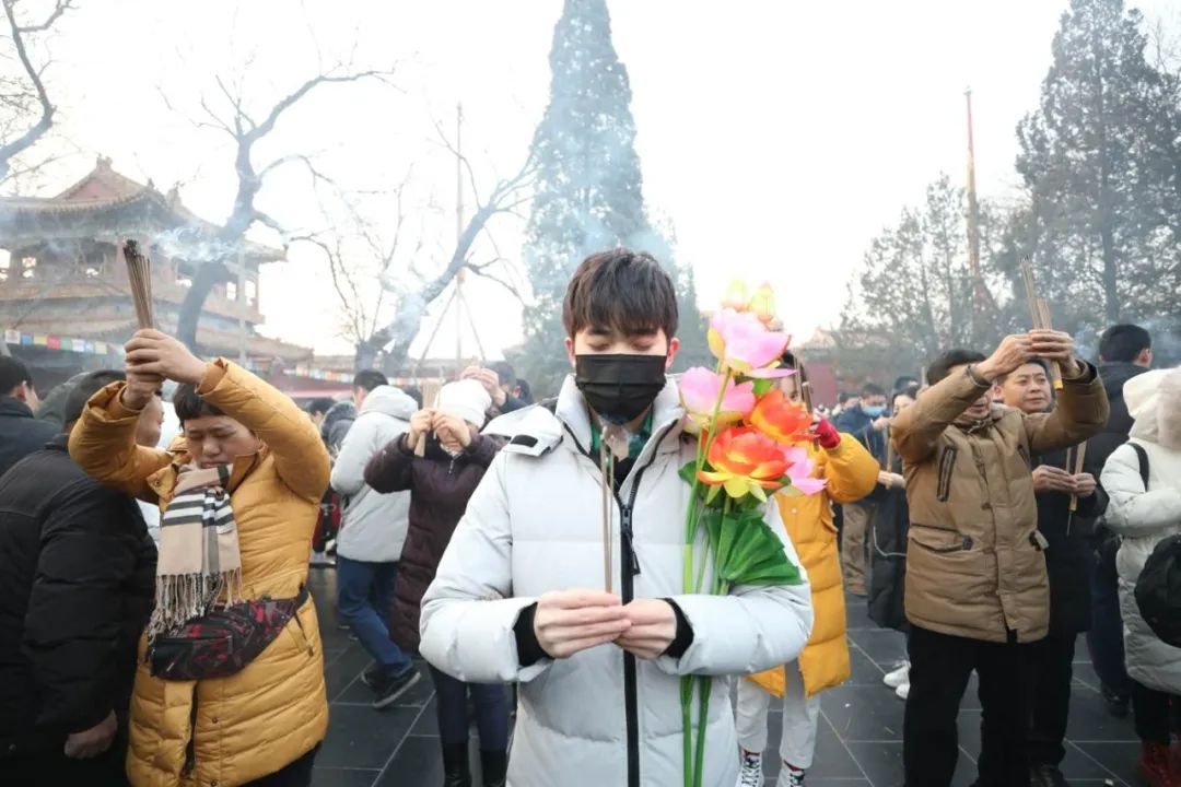 ▲市民在北京雍和宫烧香祈福。图文无关。新京报记者 王飞 摄
