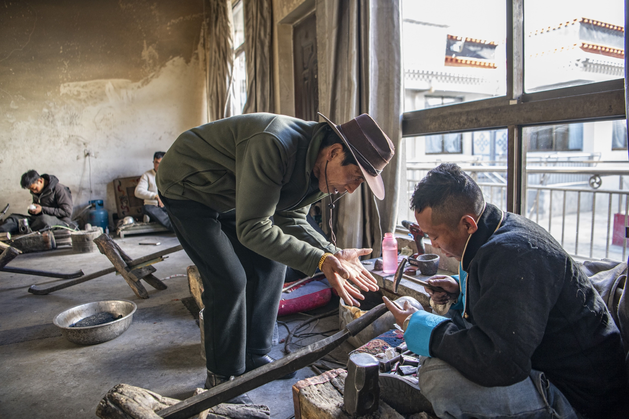 听非遗讲故事|扎西吉彩金银锻铜技艺:"捶打"中的"精美"传承|工匠_新浪