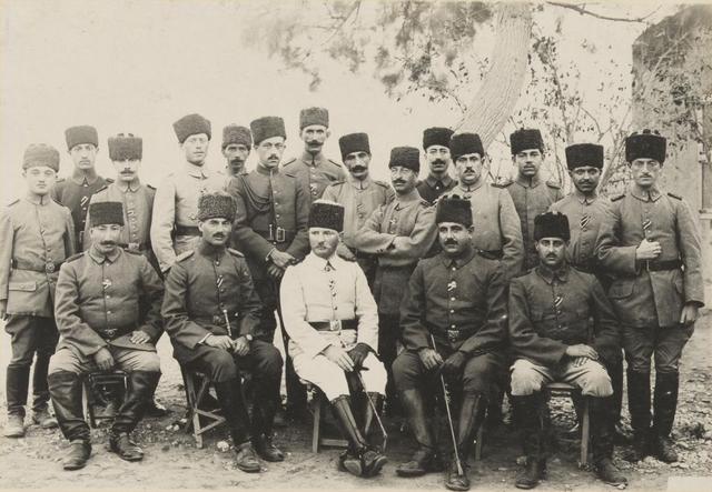 把时间坐标拉到1914年一战爆发的时候,当时奥斯曼帝国是站在德国这一