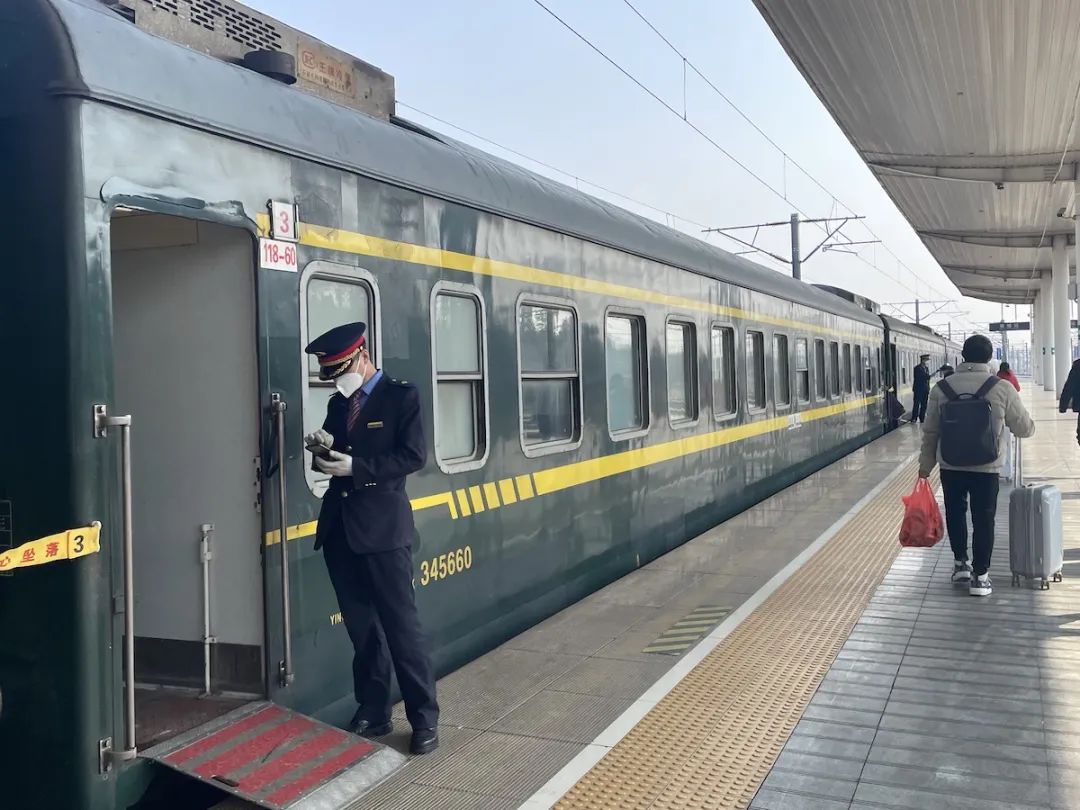 由武昌开往哈尔滨的t182次列车途经光山,全程超过29个小时.