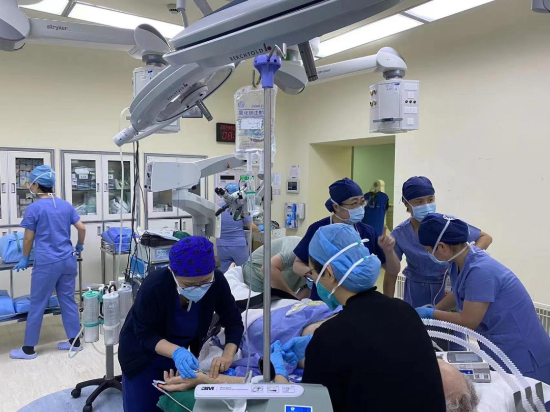 上海和睦家医疗团队为患者术前准备花了4个多小时/（图片由医院提供）