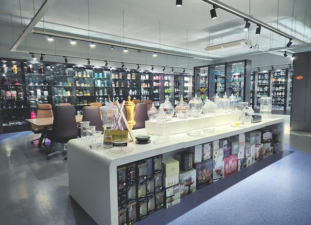 宏艺玻璃器皿有限责任公司用于出口的产品展厅一角。本报记者郝光明摄