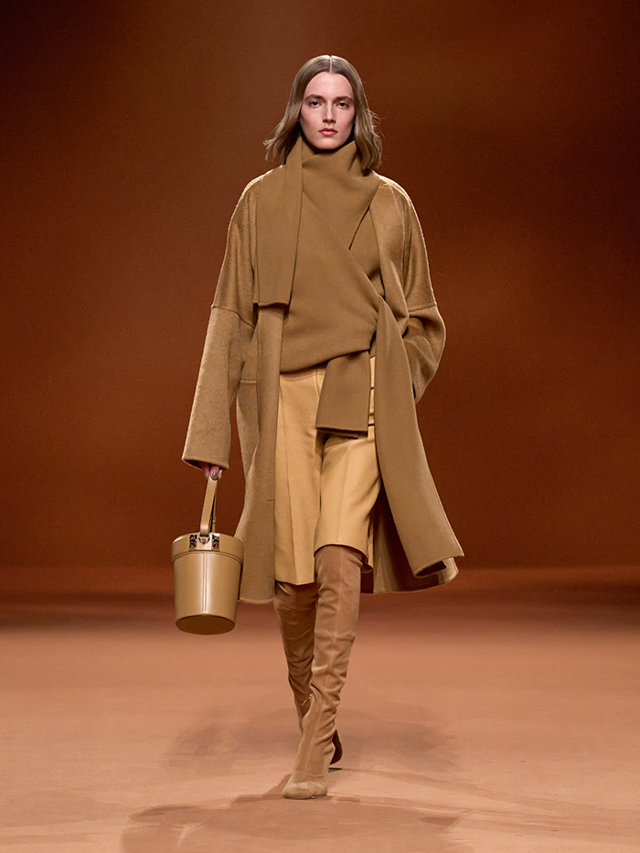 闪亮的红色,棕色,黄色,以及闪闪发光的阿穆雷特棕色,铜黄色和金黄色