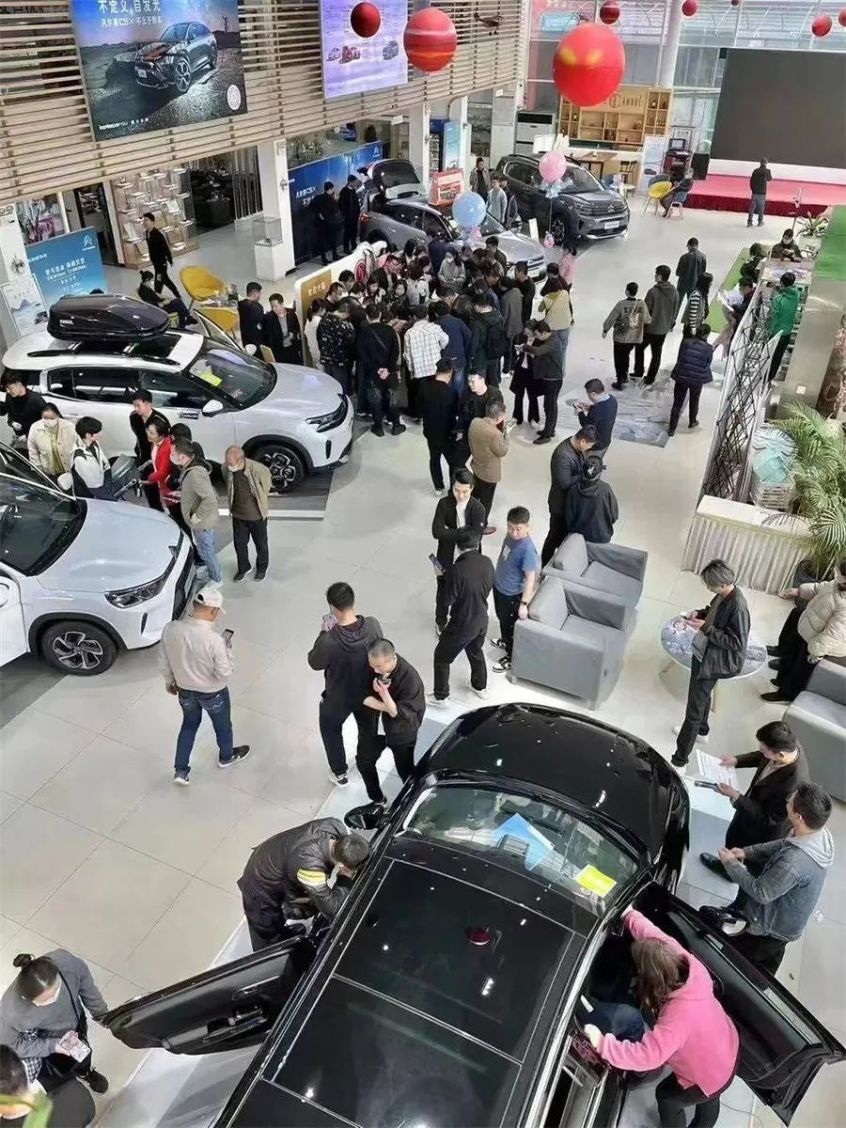 面对车企甩卖 持币待购还是下场抄底？