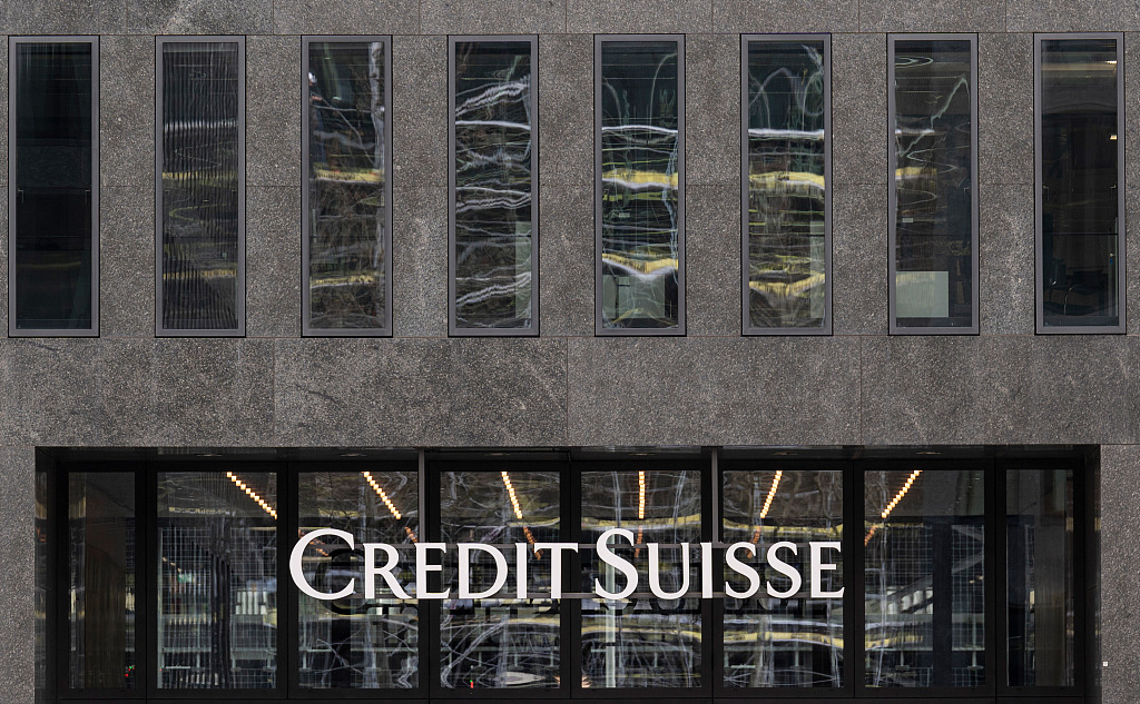 当地时间3月20日，瑞士苏黎世，瑞士信贷银行办公大楼入口上方的标识。（视觉中国）