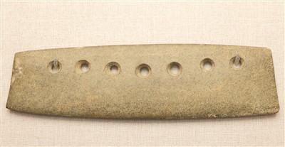 南京北阴阳营遗址出土的七孔石刀.苏 阳摄