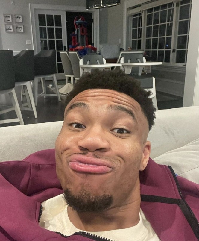 字母哥晒搞怪四连拍:这家伙是雄鹿队史常规赛出场王 我很幸运|吉安