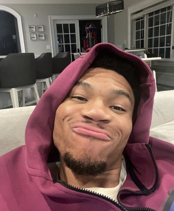 字母哥晒搞怪四连拍:这家伙是雄鹿队史常规赛出场王 我很幸运|吉安