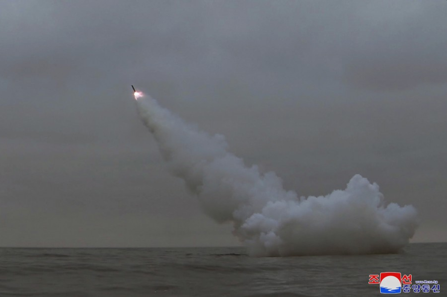 朝鲜潜艇发射战略巡航导弹。