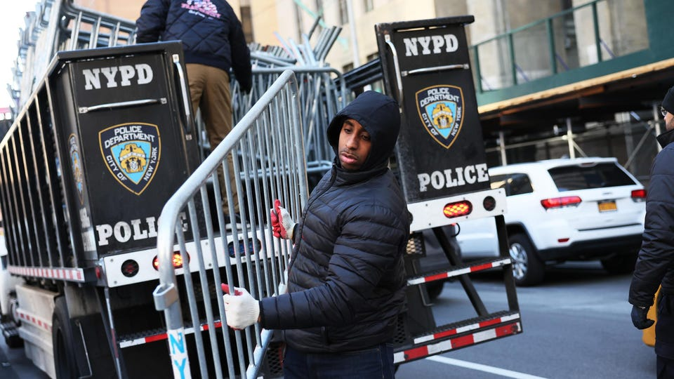 3月20日，纽约警方在纽约市曼哈顿刑事法院前铺设路障