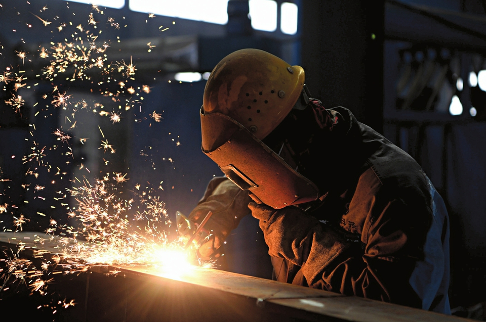 工人师傅忙着焊接车架. 山西晚报记者 胡续光 摄