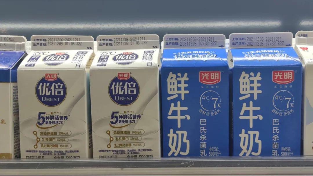 光明乳业产品 王哲希摄