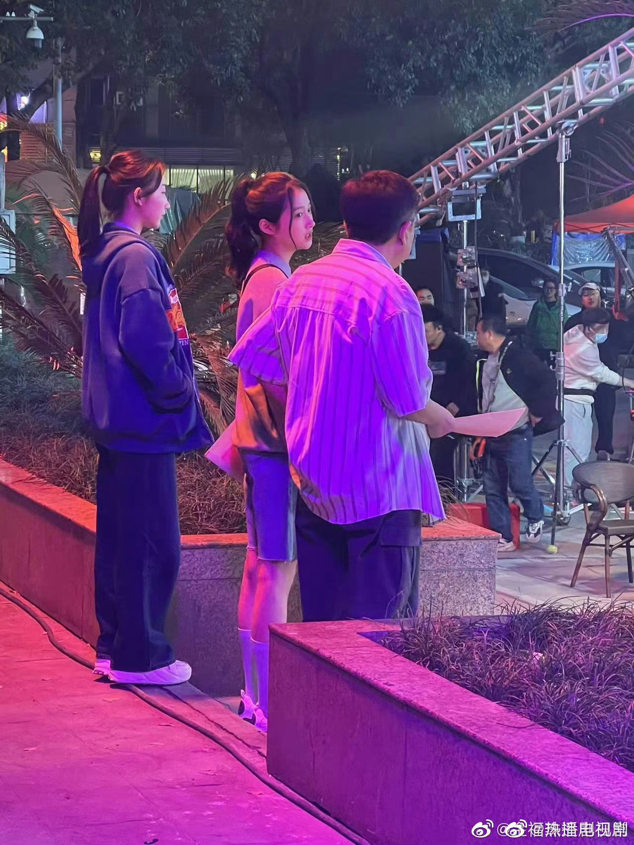 网友偶遇关晓彤于谦在成都拍戏 谦大爷一天天真忙啊