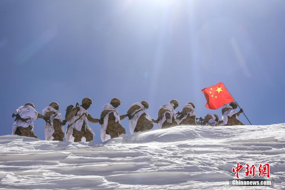西藏阿里军分区官兵边防线上踏雪巡逻|军分区|边防团|边防线_新浪新闻