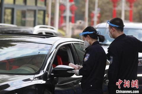 图为民警查验车辆。 磨憨边检站供图