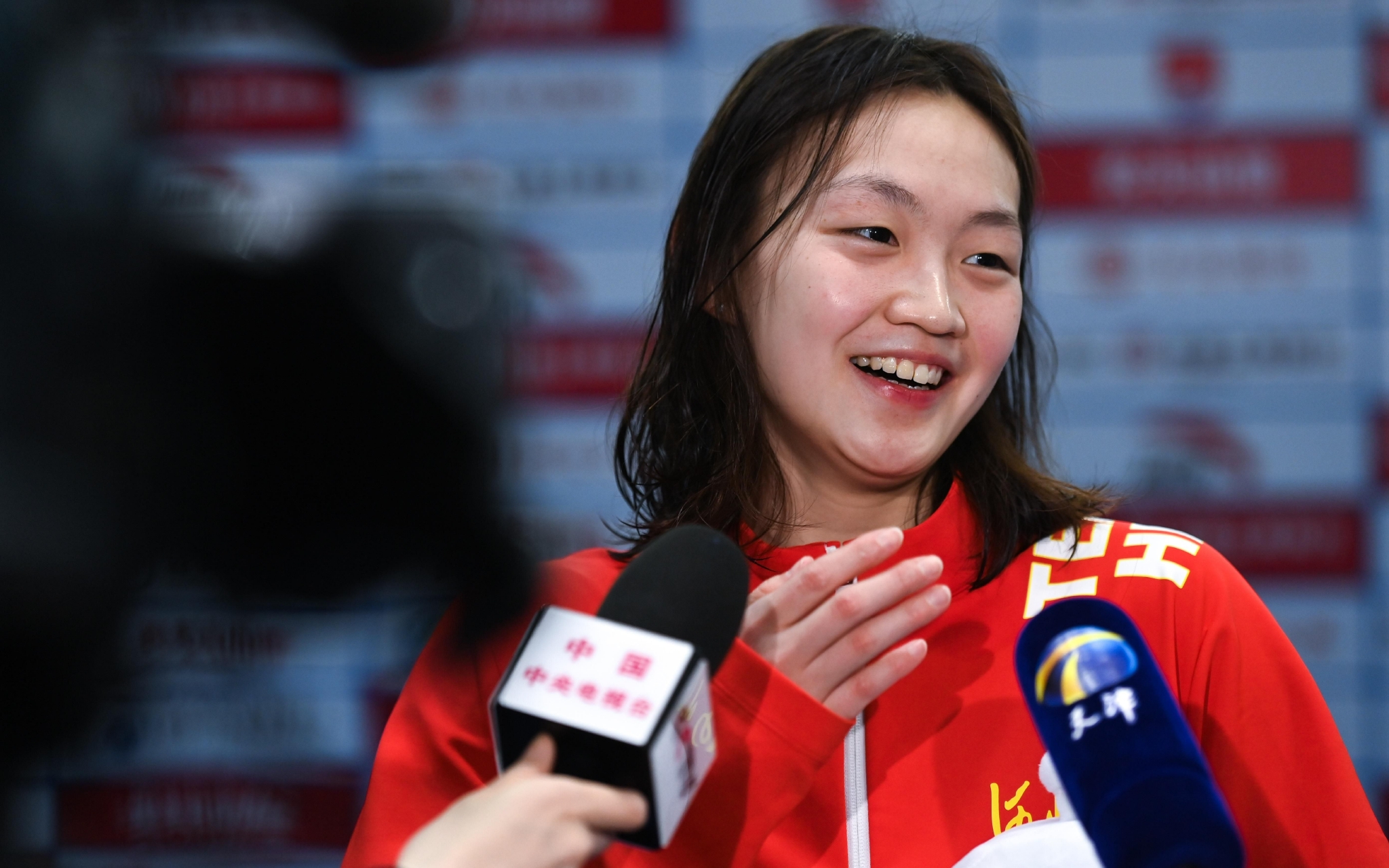 河北队选手李冰洁在女子400米自由泳颁奖仪式后接受采访.