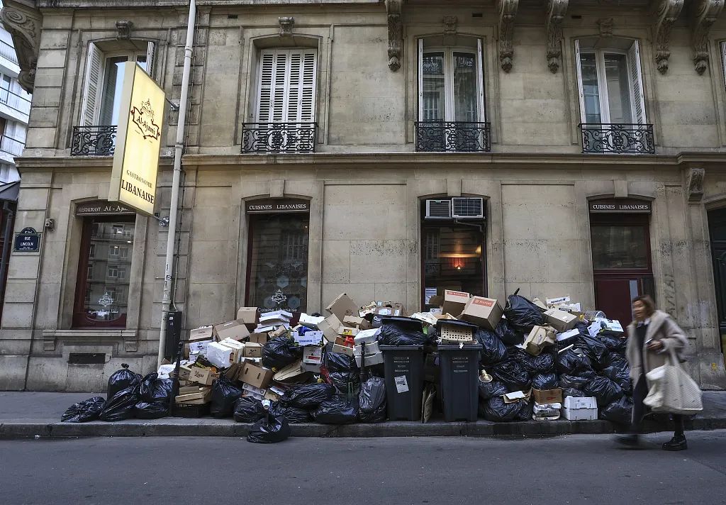 ▲当地时间2023年3月20日，法国巴黎，一条街道上堆积着未处理的垃圾。图/视觉中国