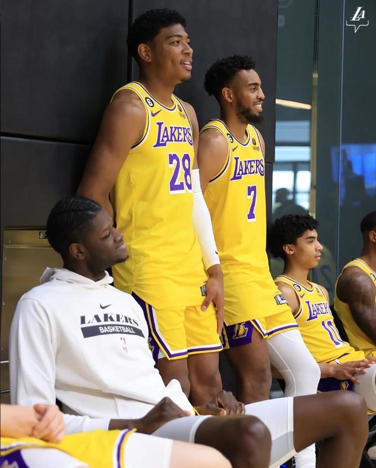 湖人官方晒全家福大合影花絮照:拍照日|花絮|湖人_新浪新闻