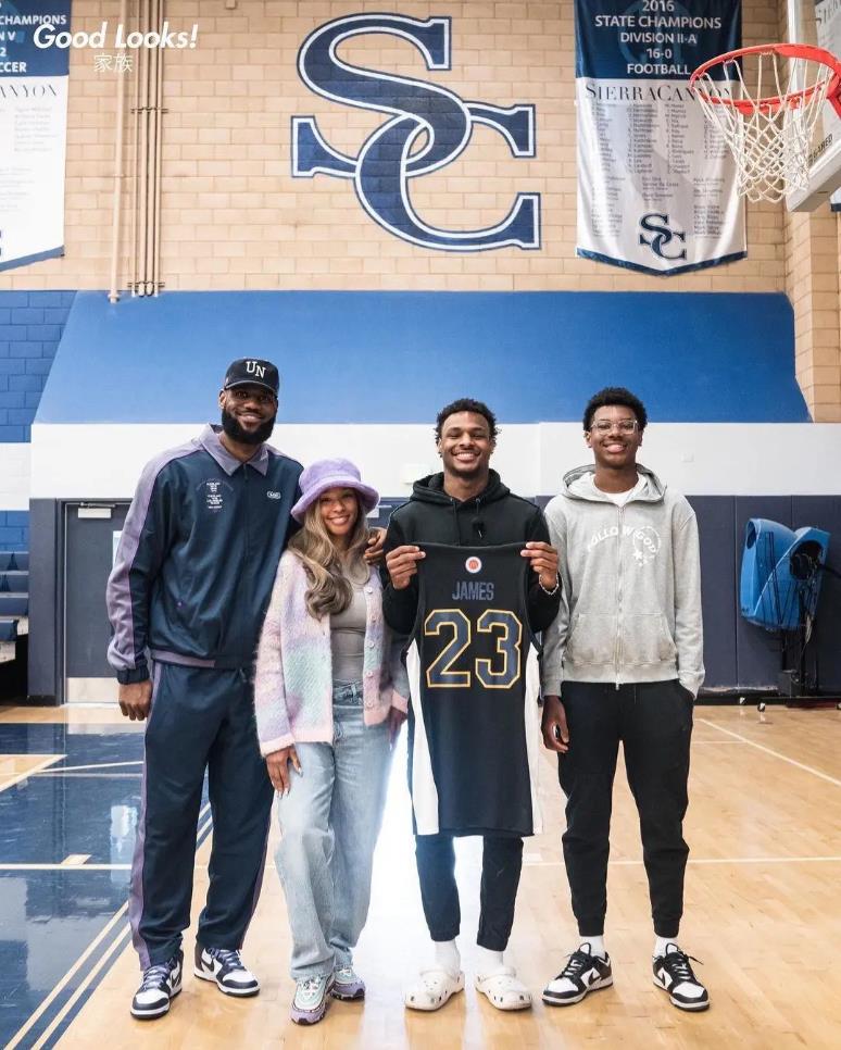 幸福一家人摄影师晒詹姆斯全家昨日到场祝贺布朗尼组图