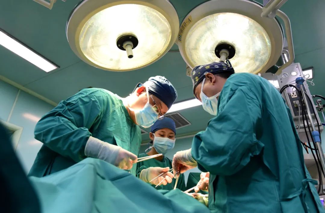 2022年8月19日,在河北省邯郸市第四医院手术室,医生在为患者做手术.