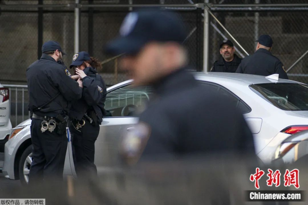 当地时间3月21日，纽约警察在法院周围巡逻。