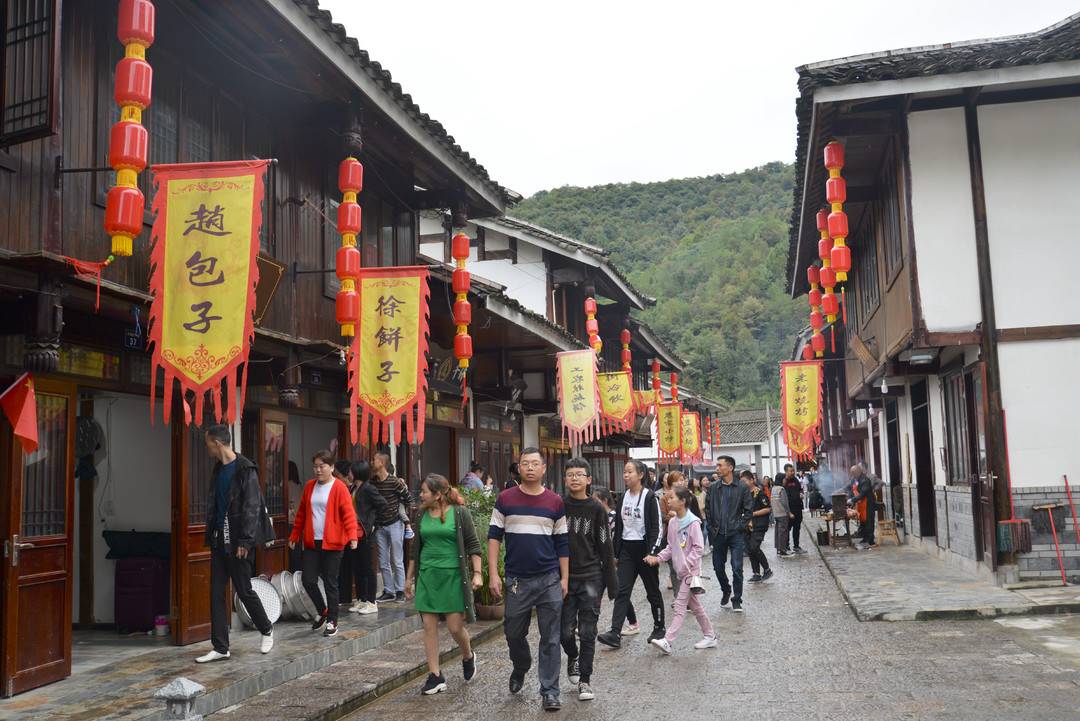 绿水青山间探寻“致富密码” 曾经的“空心村”“点绿成金”