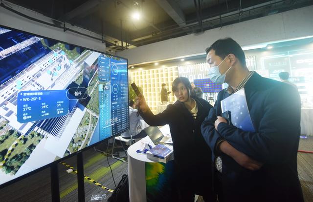2023年3月21日，杭州，观众在中国虚拟现实与元宇宙产业峰会上了解工业数字孪生平台。IC 图