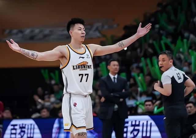 3月21日,辽宁队球员张镇麟(左)在比赛中庆祝.新华社记者 潘昱龙 摄