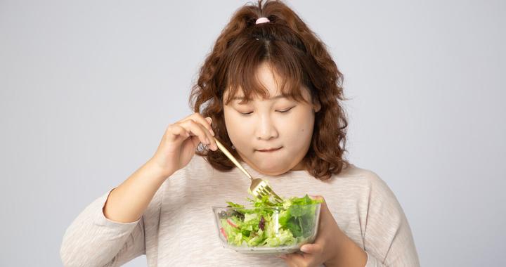 晚上饿了,吃什么不长肉?避开3种发胖食物,多吃这几种食物|热量|减肥_新浪新闻