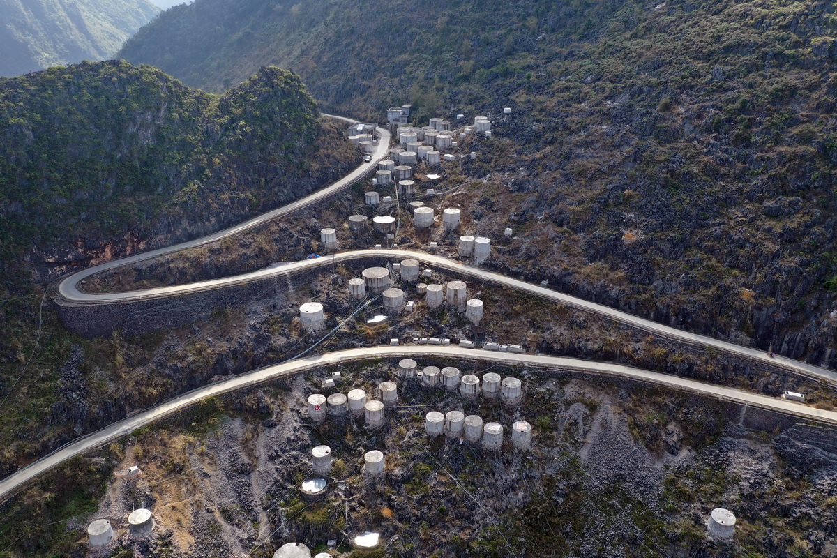 2021年2月6日,俯瞰广西大化瑶族自治县江南乡上和村村民的家庭水柜.