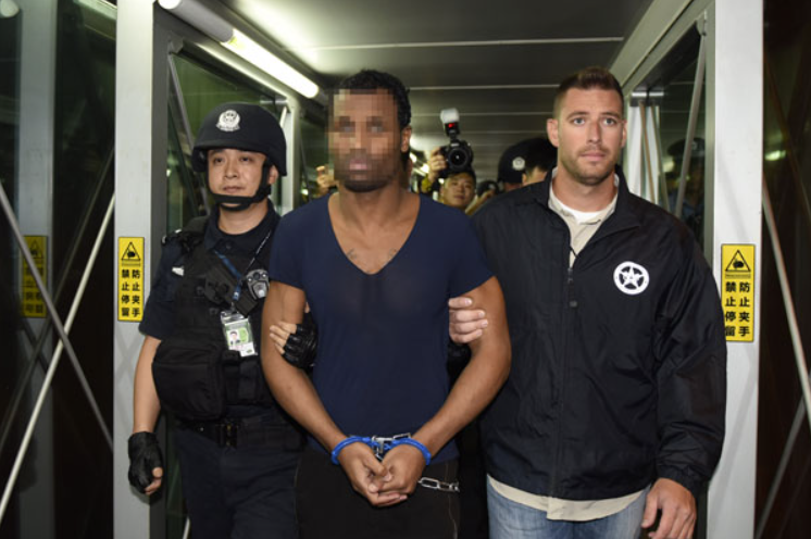 警察追逃犯,犯人跑出国境线1米,能不能开枪?丨轻武专栏|警察|国际刑警|缅甸_新浪新闻