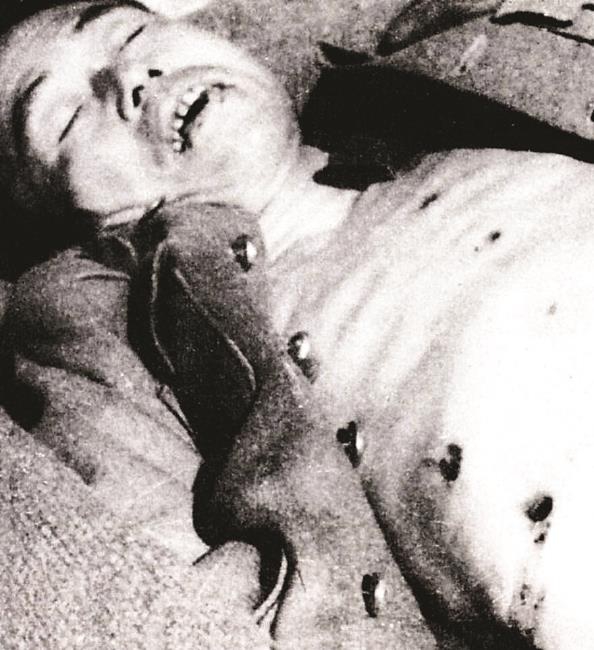 肩扛汤普森枪的战士站岗解放战争期间,解放军大