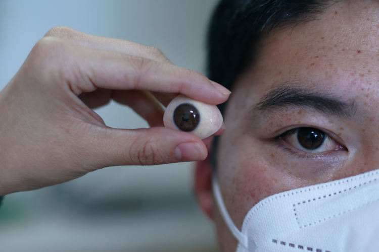 组图: 经过打磨,抛光,上色,一只义眼逐渐成型.