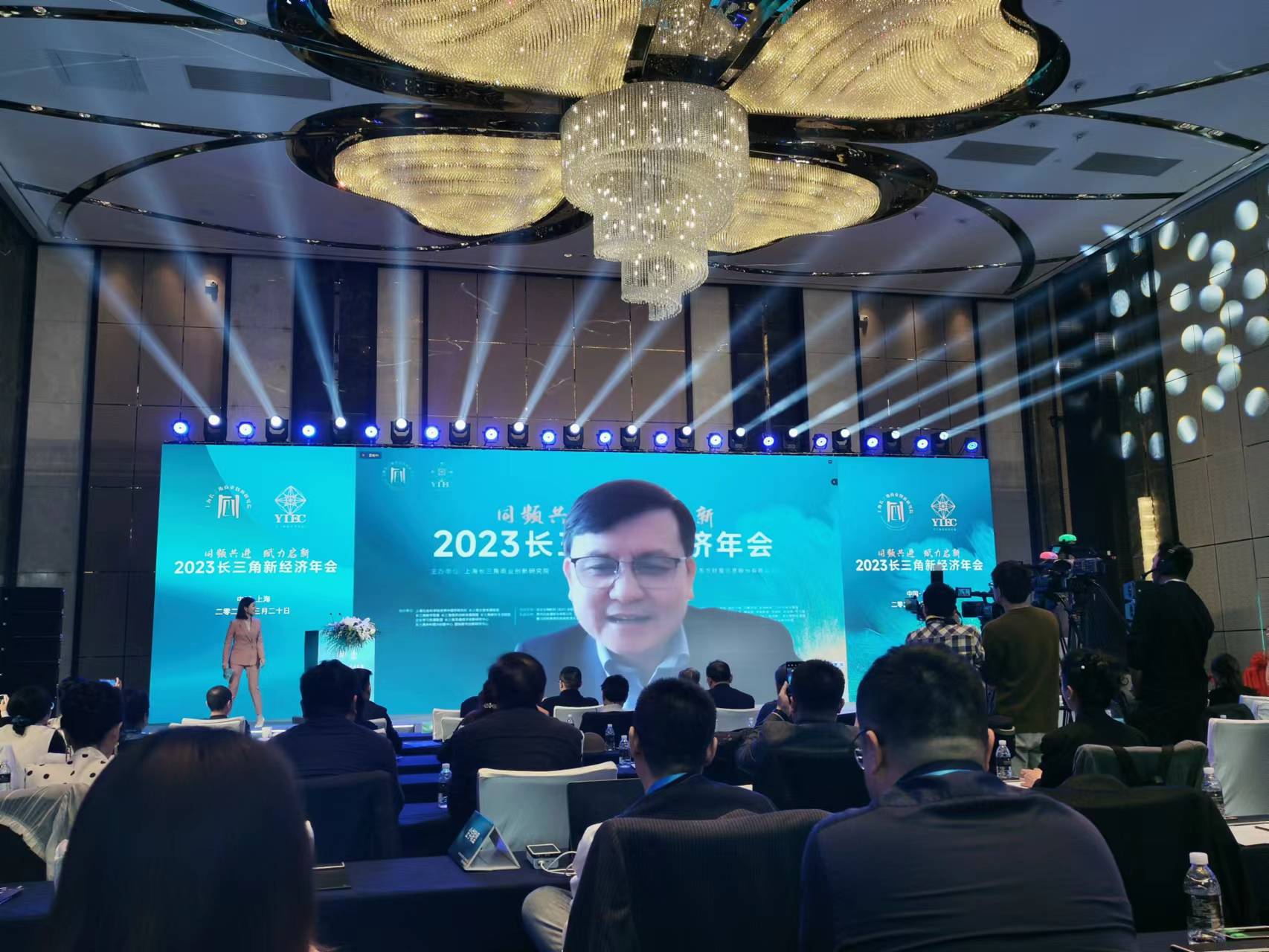 张文宏在线作报告。澎湃新闻记者 曹年润 图