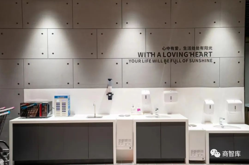 7815胖东来的企业文化,价值观到哲学语录遍布天使城的外广场,墙面