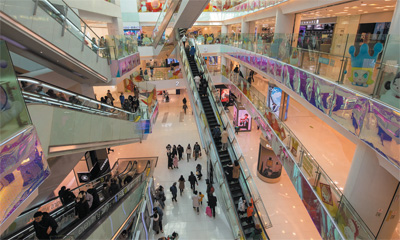 图为消费者在北京王府井apm商场休闲购物的场景.