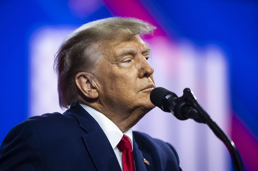 特朗普希望戴上手铐变成奇观