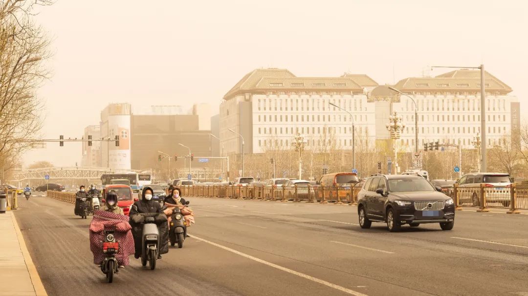 3月22日,北京西单大街出现沙尘天气.图片来源:视觉中国