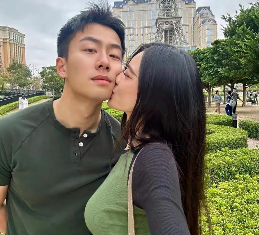 范志毅女儿秀恩爱当众吻富二代男友身材太火辣标准网红脸
