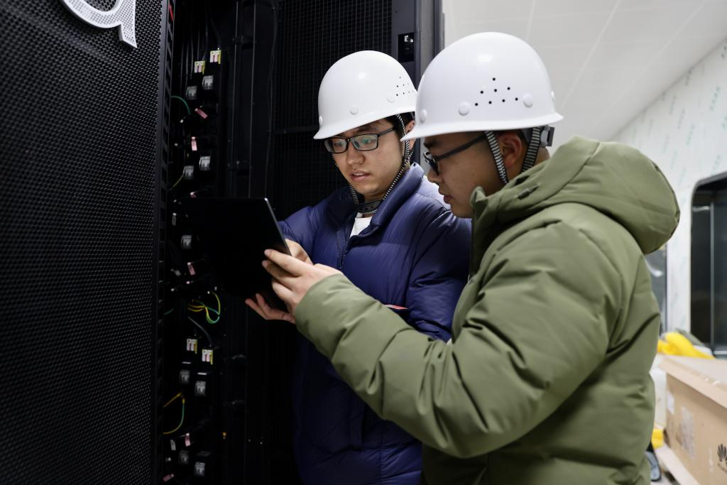 全国一体化算力网络国家（贵州）枢纽节点·主算力基地内，工作人员在进行设备安装调试。新华社记者 吴斯洋 摄