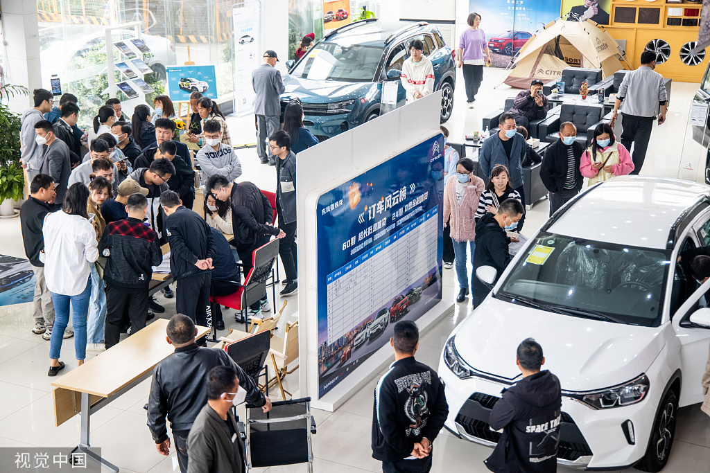 2023年3月8日，武汉经开区某雪铁龙4S店，前来看车买车的顾客络绎不绝。视觉中国 图