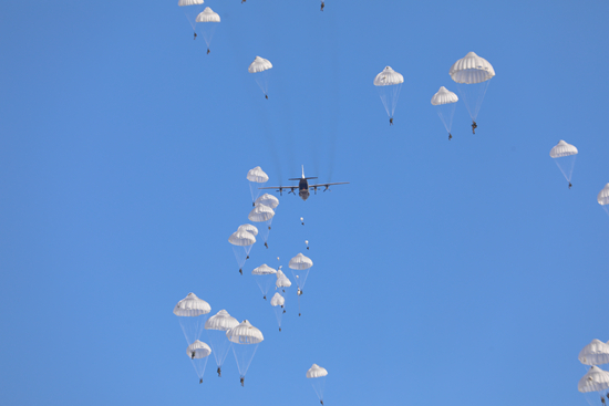 &nbsp;&nbsp;&nbsp;&nbsp;空降兵某旅组织集群跳伞训练,提升部队打赢