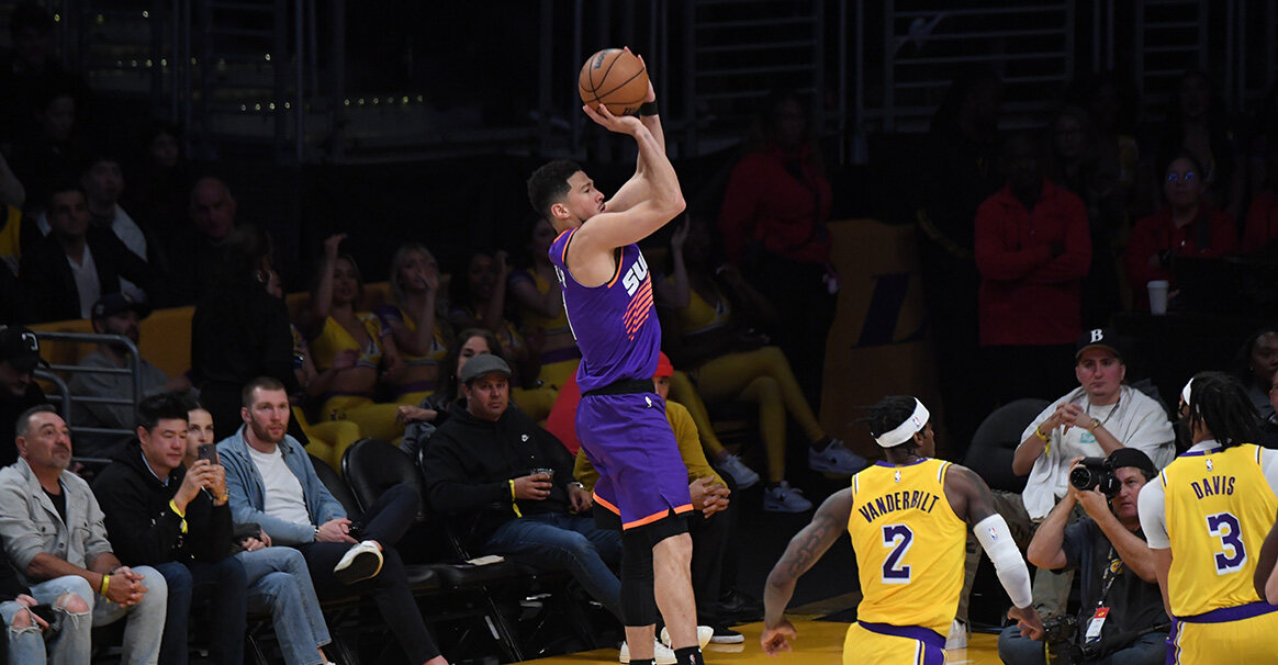 第三节战罢,太阳球星德文-布克火力全开,单节投篮6中5斩获14分.