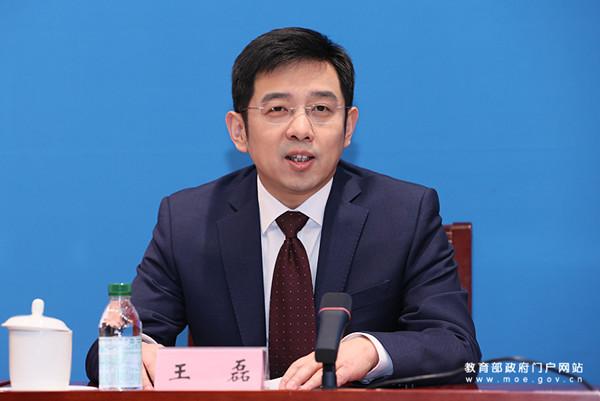 教育部新闻发言人王磊主持发布会(中国教育报记者 张劲松摄)