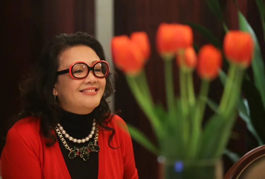 "他们带16个黑衣人打人,抢公章,推了我一个大跟头"!张兰回应欠债9.