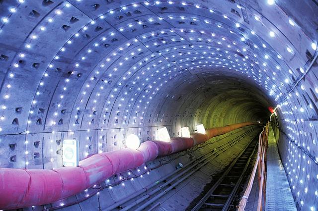 “河下”掘进35天、下穿汾河段宽度310米、隧顶距汾河底最深处达22米…太原地铁1号线顺利穿越汾河|盾构|隧道|太原市_新浪新闻