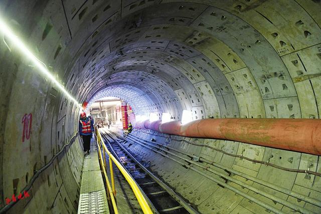 “河下”掘进35天、下穿汾河段宽度310米、隧顶距汾河底最深处达22米…太原地铁1号线顺利穿越汾河|盾构|隧道|太原市_新浪新闻