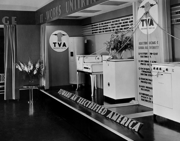 TVA的标志被印刻在精简版高性价比的家用电器型号之上，鼓励消费者提高用电量。