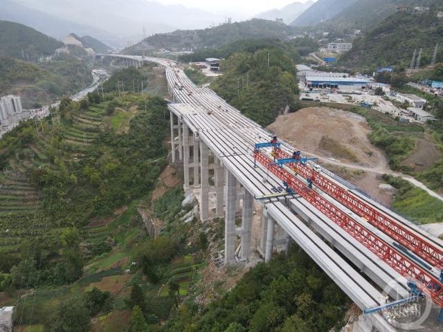 航拍建设中的巫镇高速公路.